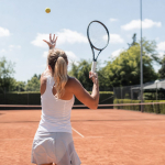 Tennisser die opslaat op een gravelbaan