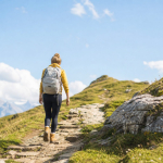 Wandelaar op een bergpad met zicht op de top