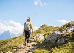 Wandelaar op een bergpad met zicht op de top