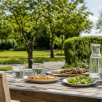 Eenvoudige lunch voor twee op een zonnig terras