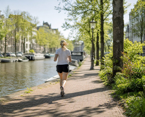 Hardloper langs een Amsterdamse gracht in de ochtend