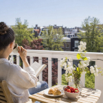 Rustig ontbijt op een zonnig balkon