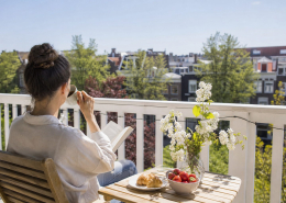 Rustig ontbijt op een zonnig balkon