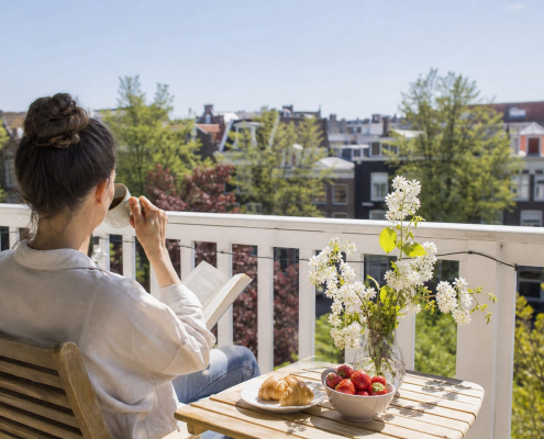 Rustig ontbijt op een zonnig balkon
