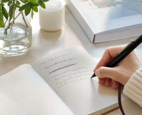 Hand streept een zin door en schrijft een nieuwe