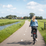 Fietser op een zonnige polderweg