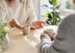 Rustig gesprek aan tafel met open gebaren