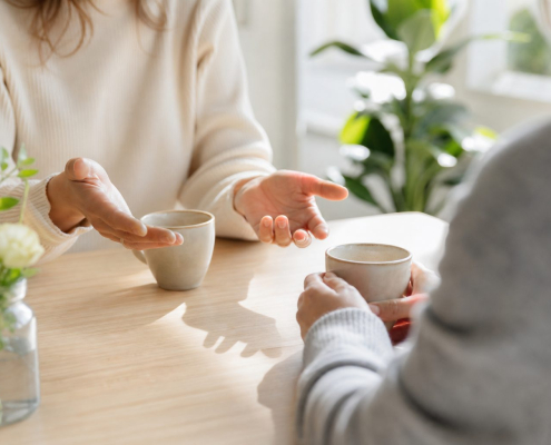 Rustig gesprek aan tafel met open gebaren