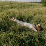 Iemand ligt ontspannen in het gras