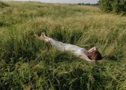 Iemand ligt ontspannen in het gras